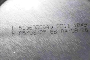 Laser-engraved date of manufacture and expiration date on a metal can
