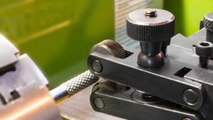 Two-wheel knurling tools